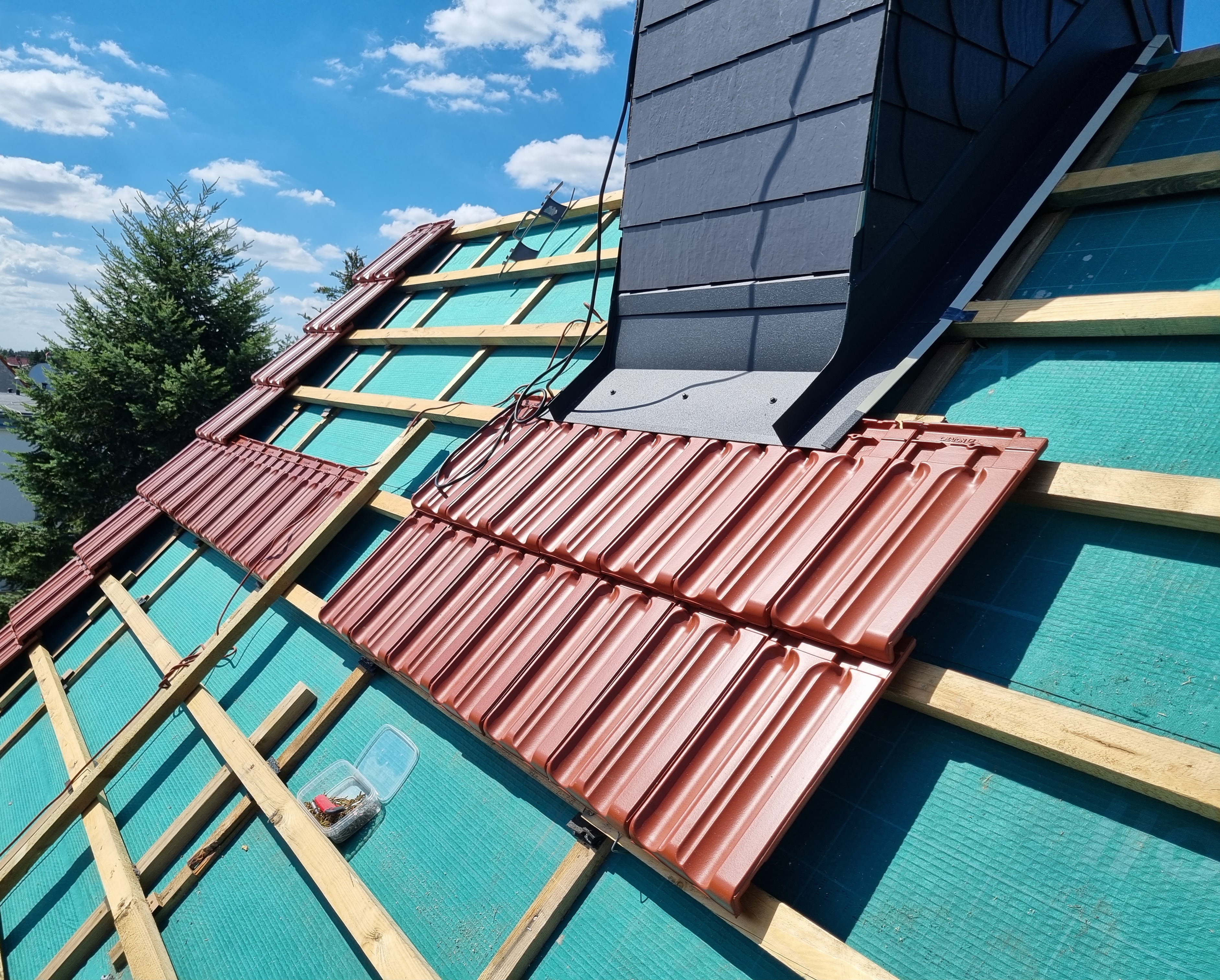 Montaż dachówki ceramicznej przy obróbce komina