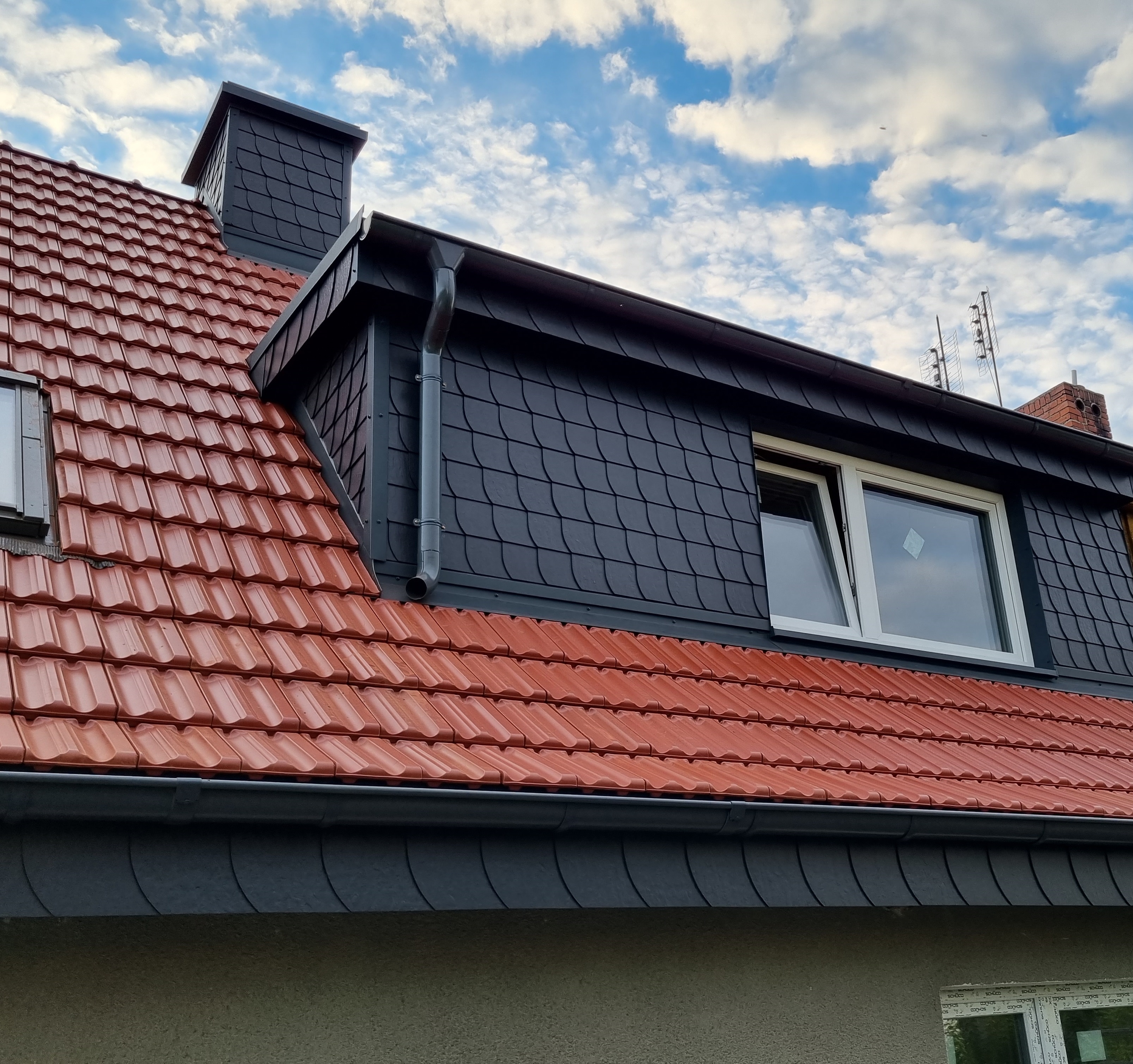 Gotowy dach z dachówką ceramiczną i wykończoną lukarną