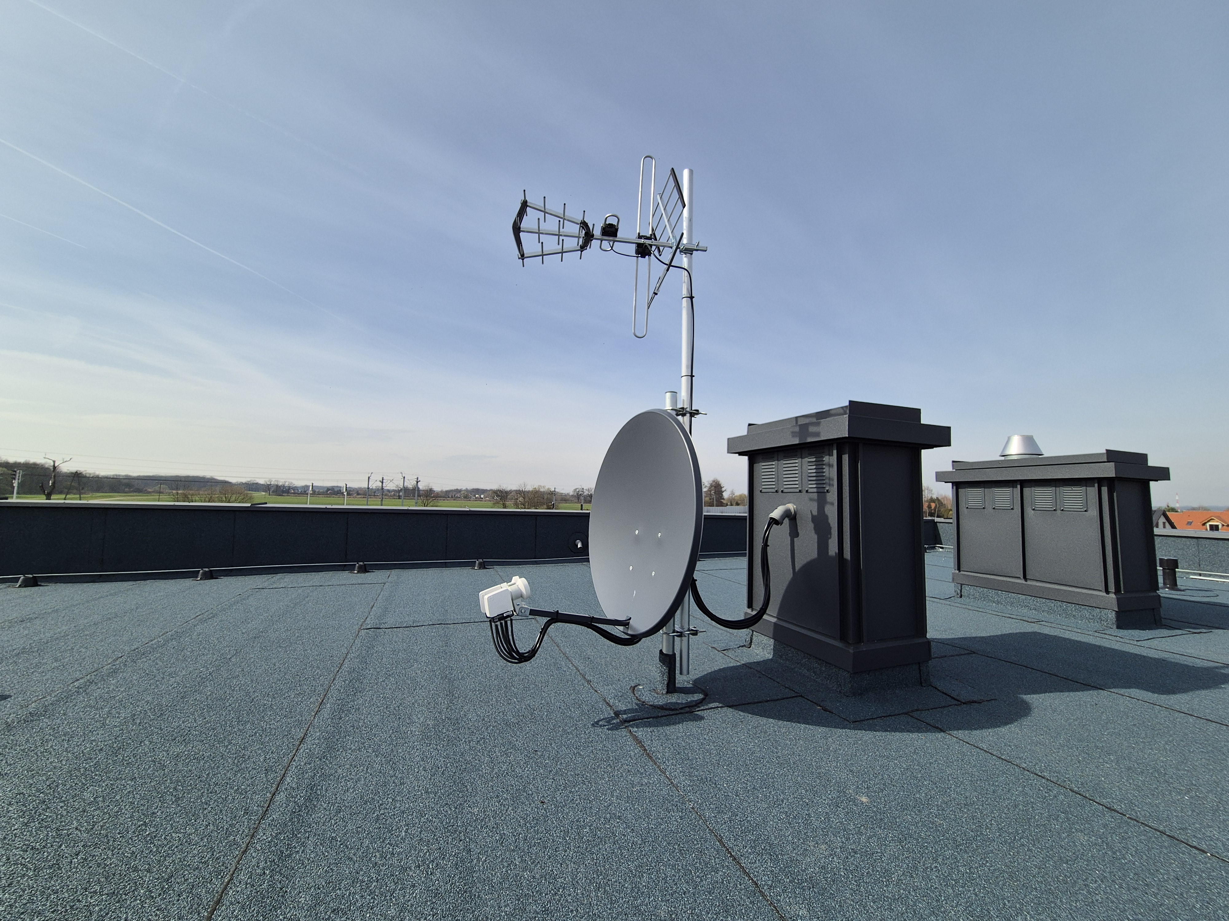 Dach płaski z obróbkami kominów i instalacją antenową