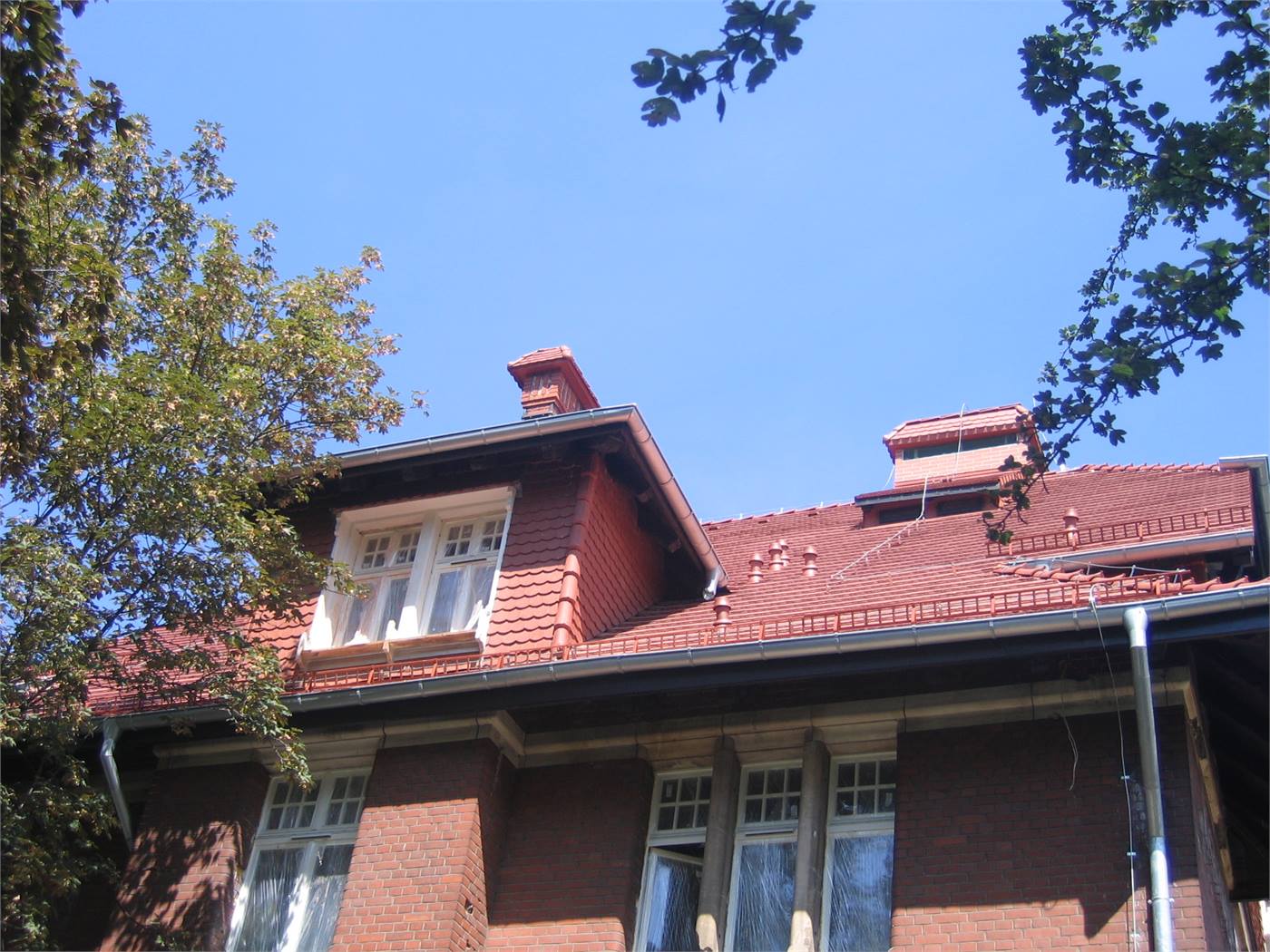Gotowy dach z dachówki ceramicznej i rynnami
