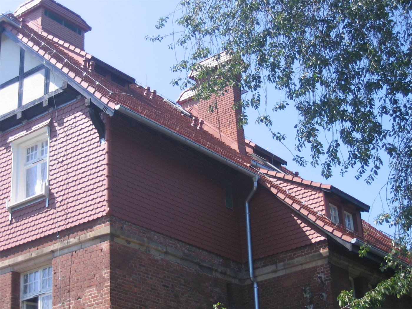 Fragment dachu z dachówki ceramicznej przy kominach