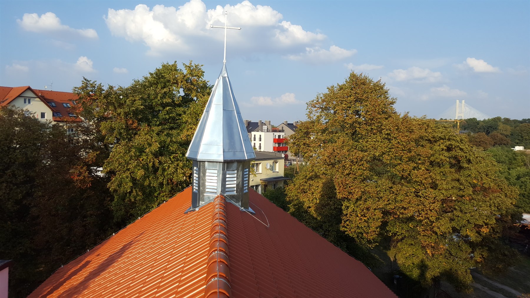 Gotowa wieża i dach z dachówką zakładkową