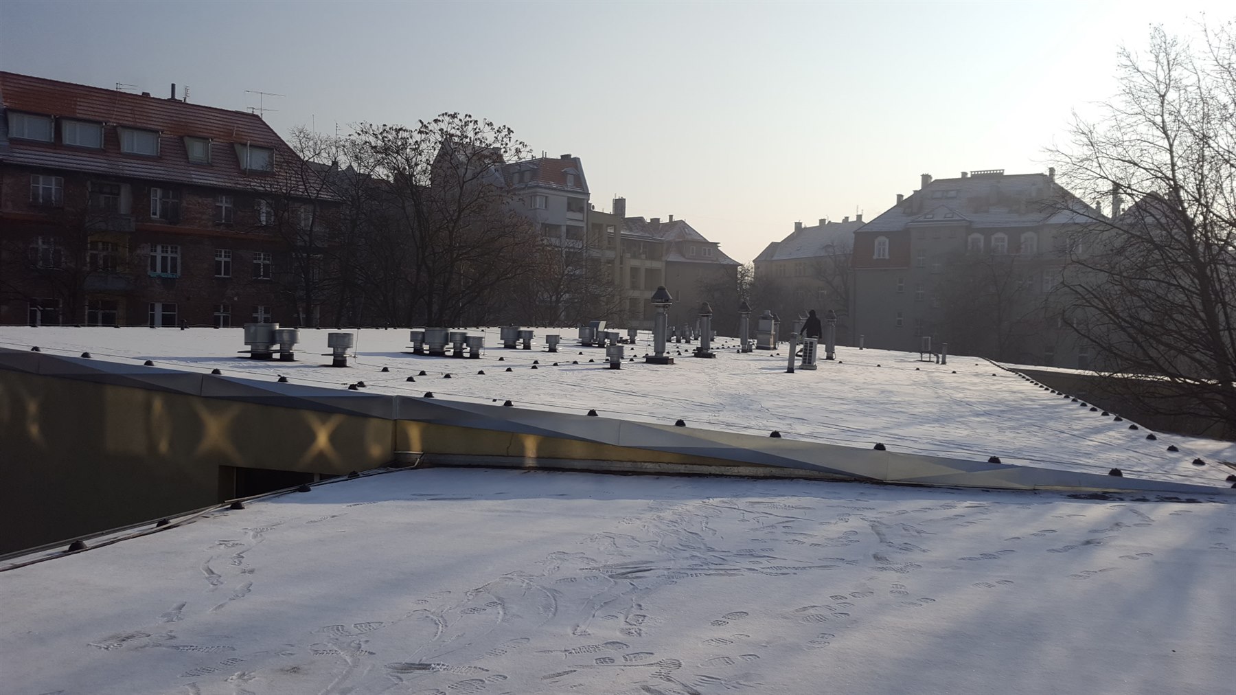 Dach płaski w zimowej scenerii po wykonaniu prac
