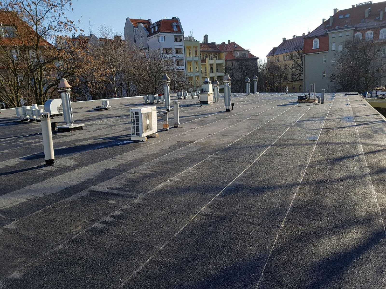 Gotowy dach płaski z papy termozgrzewalnej